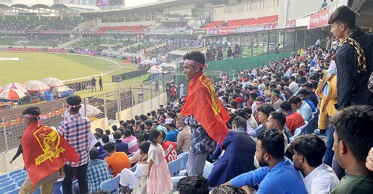 শেরে বাংলায় বিপিএলের প্রথম ম্যাচেই দর্শকের ঢেউ